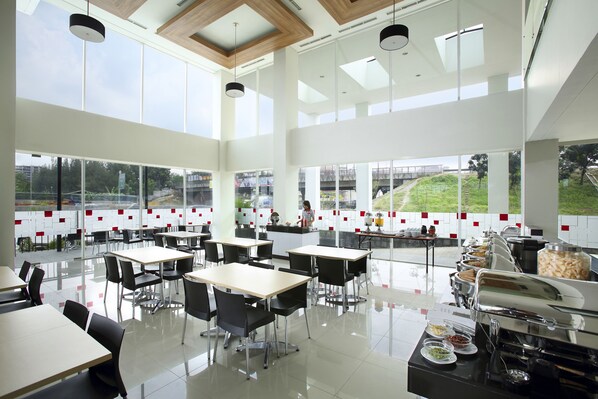 Breakfast, lunch, dinner served; Indonesian cuisine 