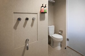 Shower, free toiletries, hair dryer, slippers - Amaris Hotel Bekasi Barat (Bekasi)