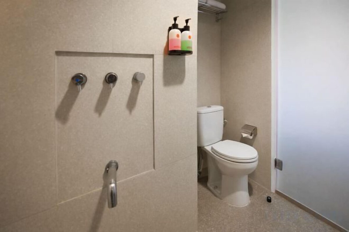 Shower, free toiletries, hair dryer, slippers