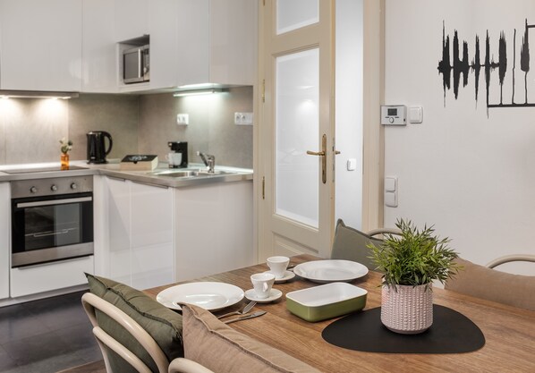 Departamento, 1 habitación (Dvorak) | Cocina privada | Refrigerador, microondas, parrilla de estufa y lavavajillas 