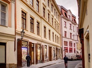 A narrow street lined with historic buildings, including a souvenir shop and a restaurant. - 4 Arts Apartments by Adrez Living (Prague)
