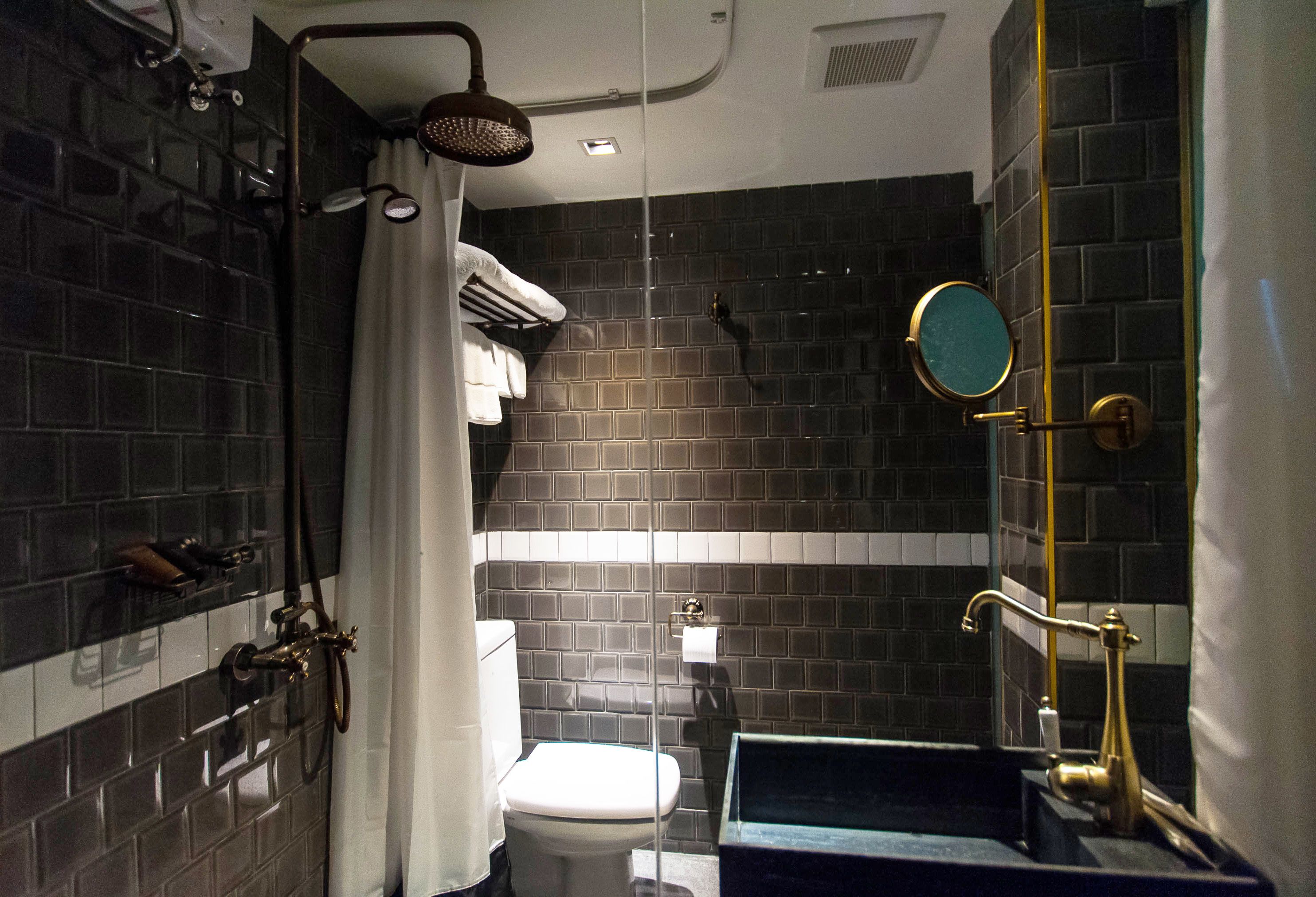 mini queen | bathroom | shower, free toiletries, hair dryer, towels
