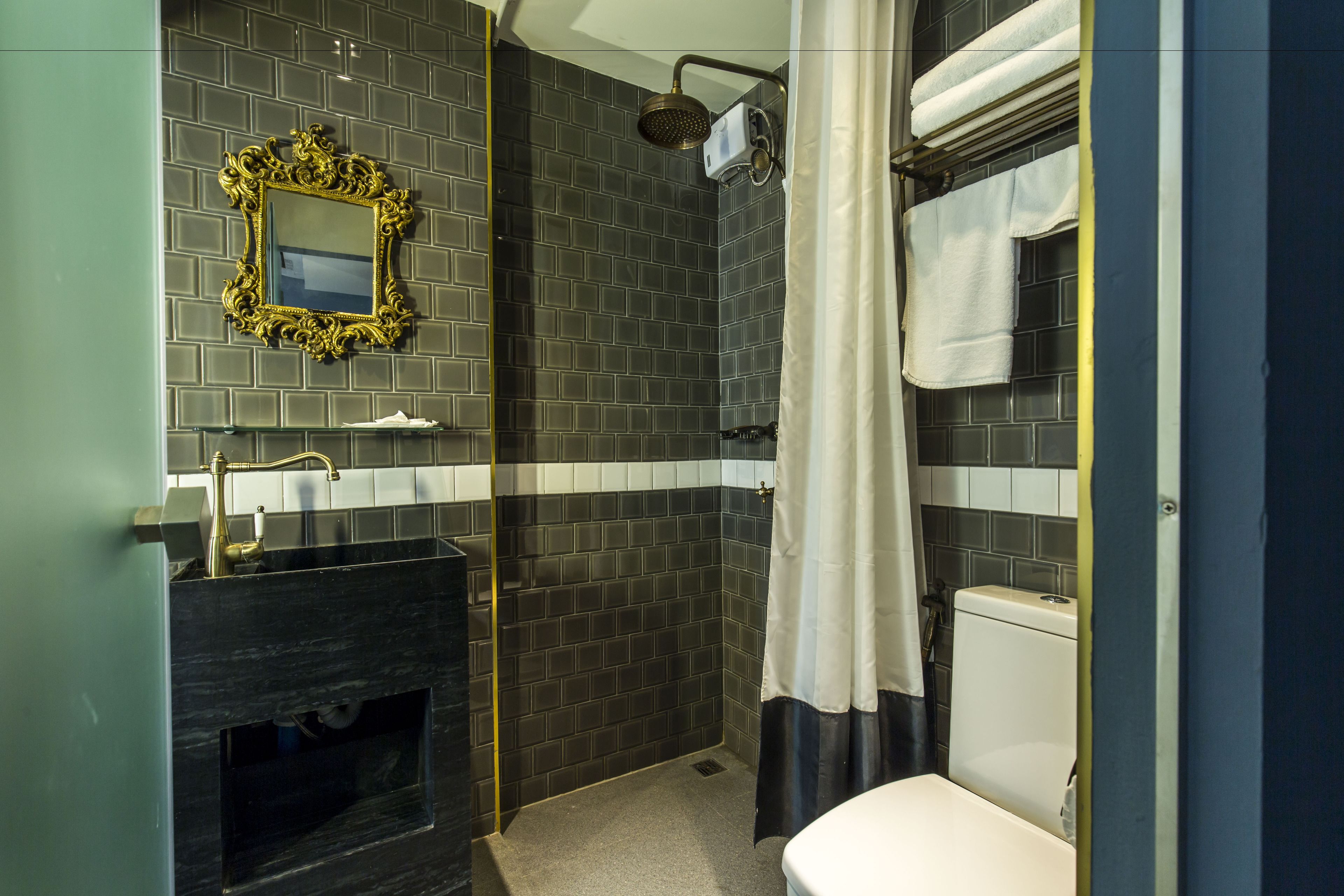 mini king | bathroom | shower, free toiletries, hair dryer, towels