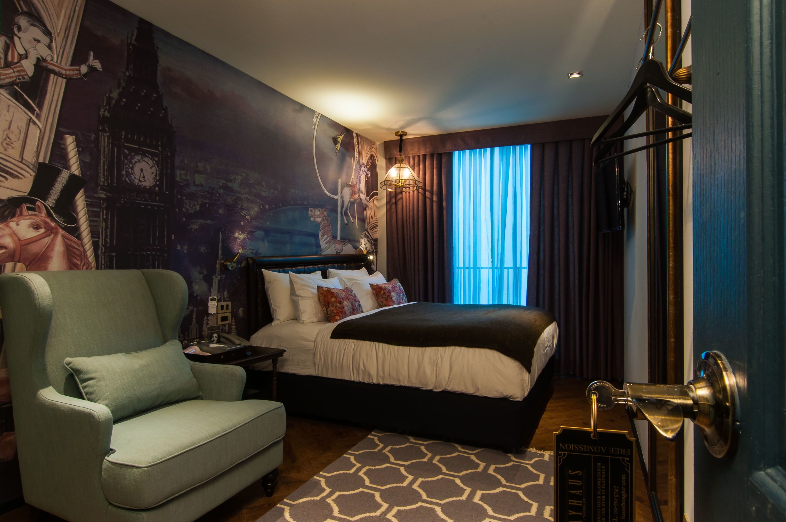 mini king | in-room safe, individually decorated, free wifi, bed sheets