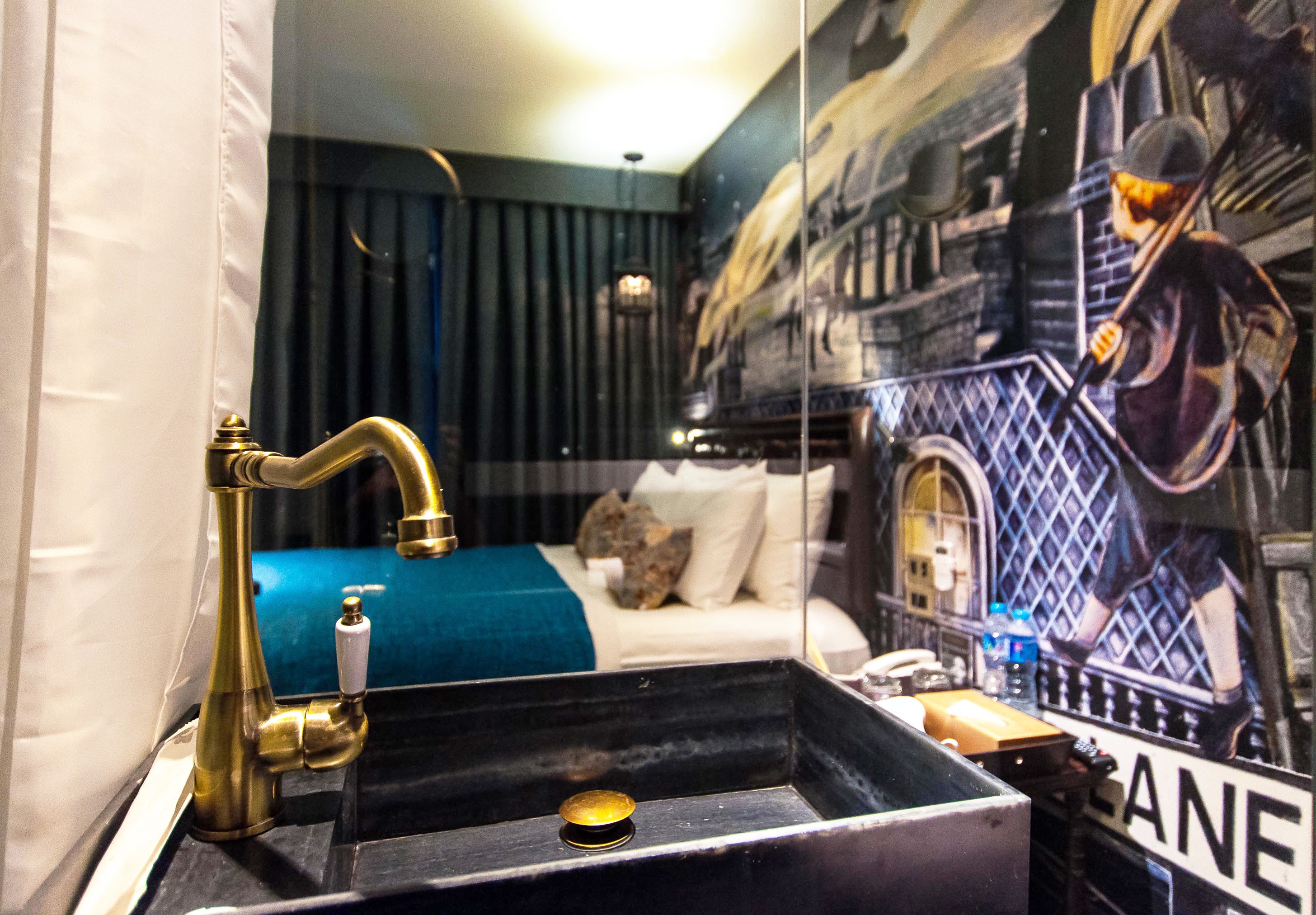 mini queen | bathroom | shower, free toiletries, hair dryer, towels
