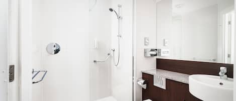 Superior Double Room | Bathroom | Combined shower/tub, free toiletries, hair dryer, towels