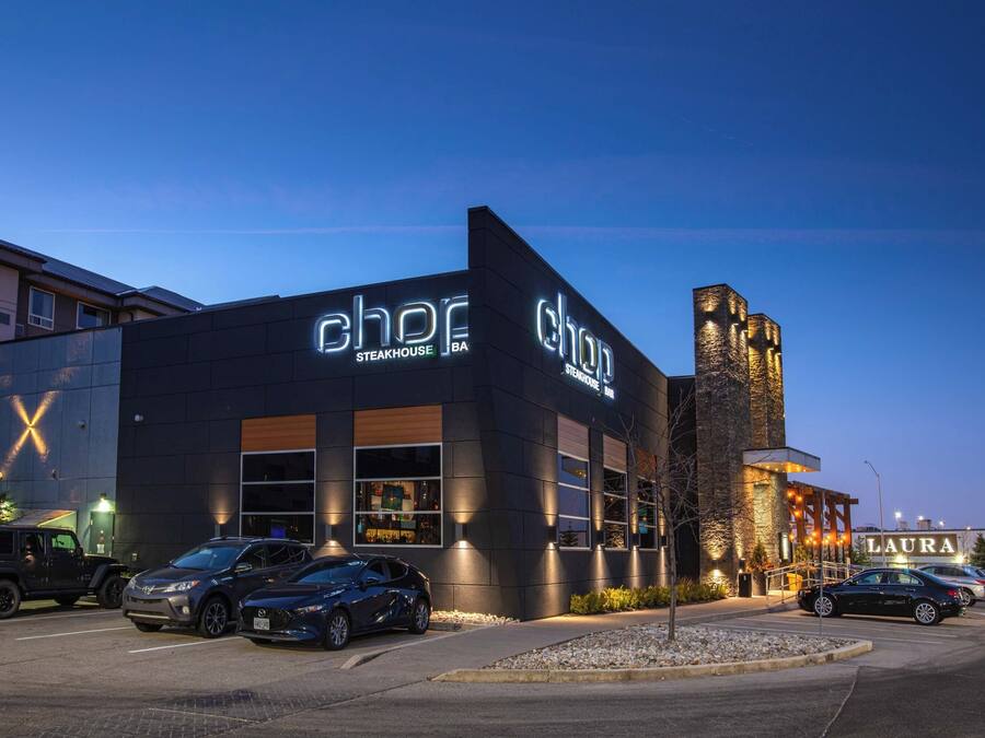 2 restauranter, frokost, lunsj og middag serveres, amerikanske retter