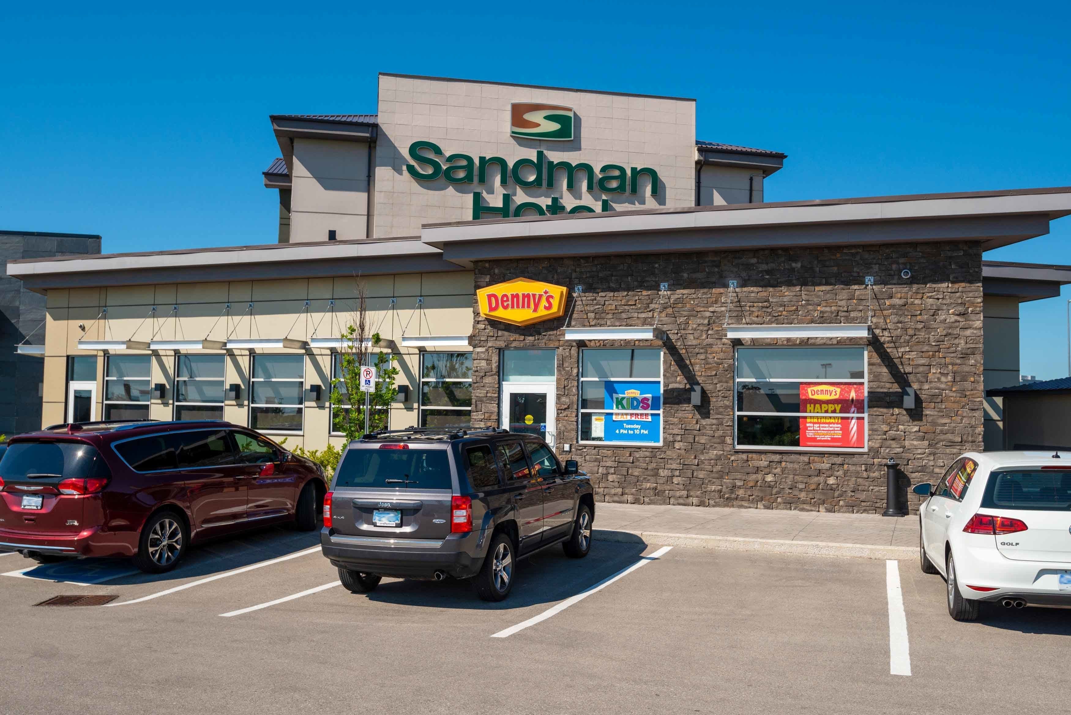 Un hotel Sandman con un cartello Denny's.