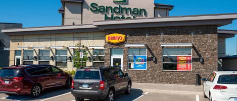 Un hotel Sandman con un cartello Denny's.