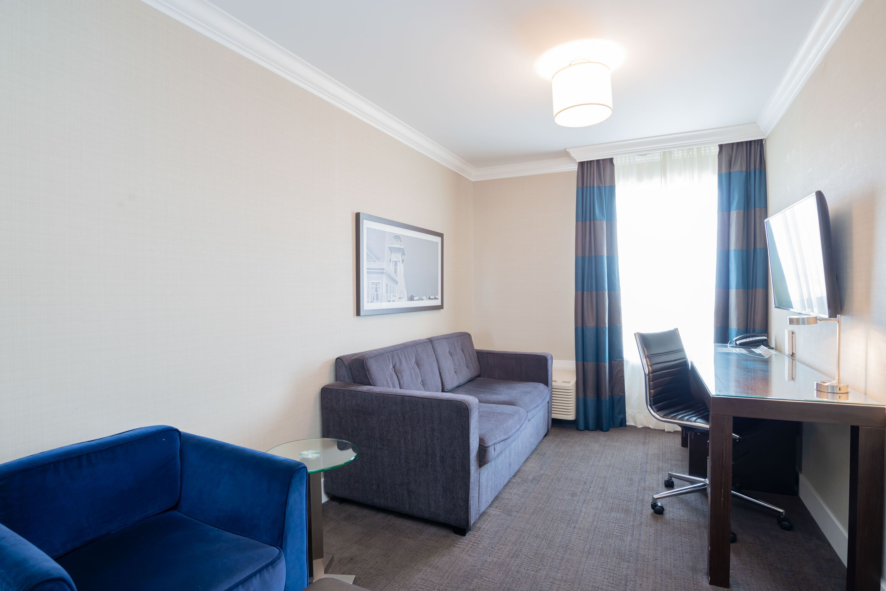 Caja de seguridad en la habitación, escritorio y cortinas blackout 