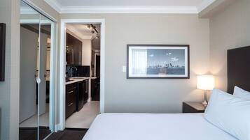 Standard Suite, 1 King Bed, Kitchenette