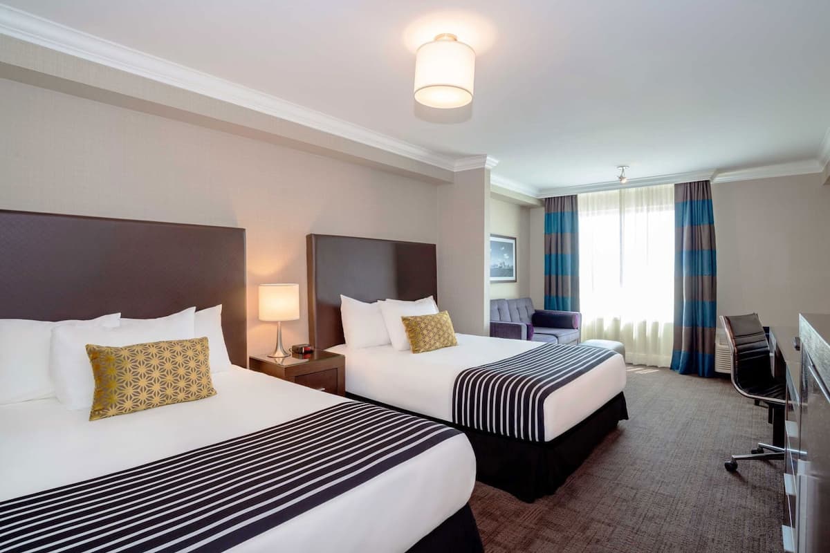 Coffre-fort, bureau, rideaux dâobscurcissement