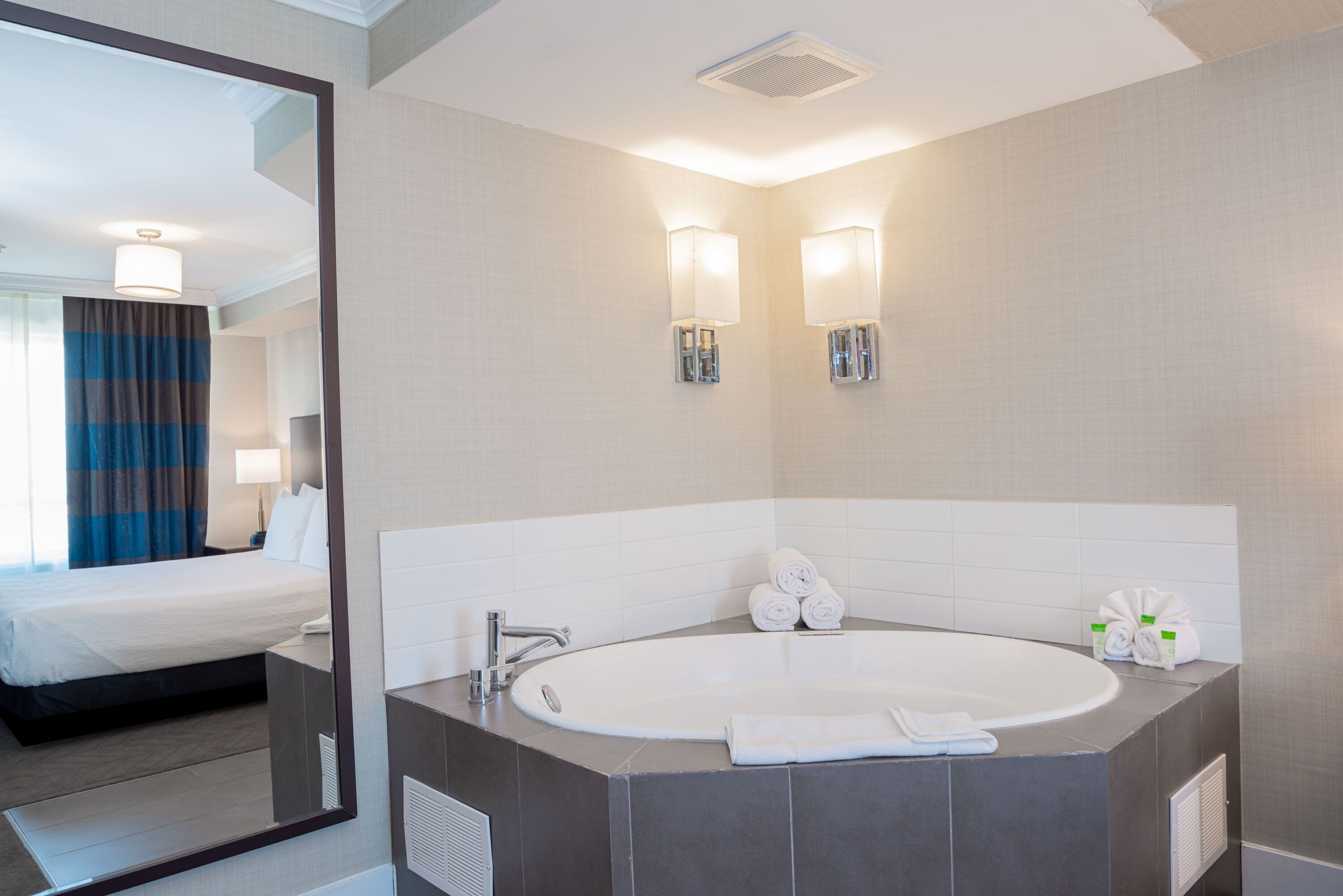 suite, 1 king bed, jetted tub (kitchen) | private spa tub