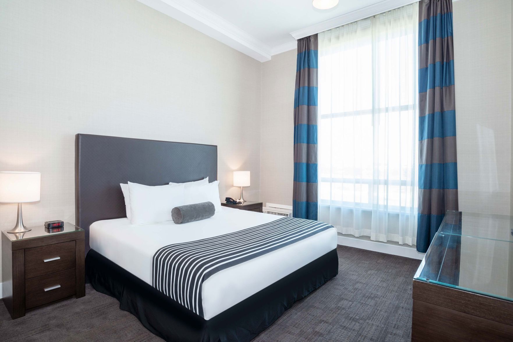 Zimmersafe, Schreibtisch, Verdunkelungsvorhänge, Bügeleisen/Bügelbrett