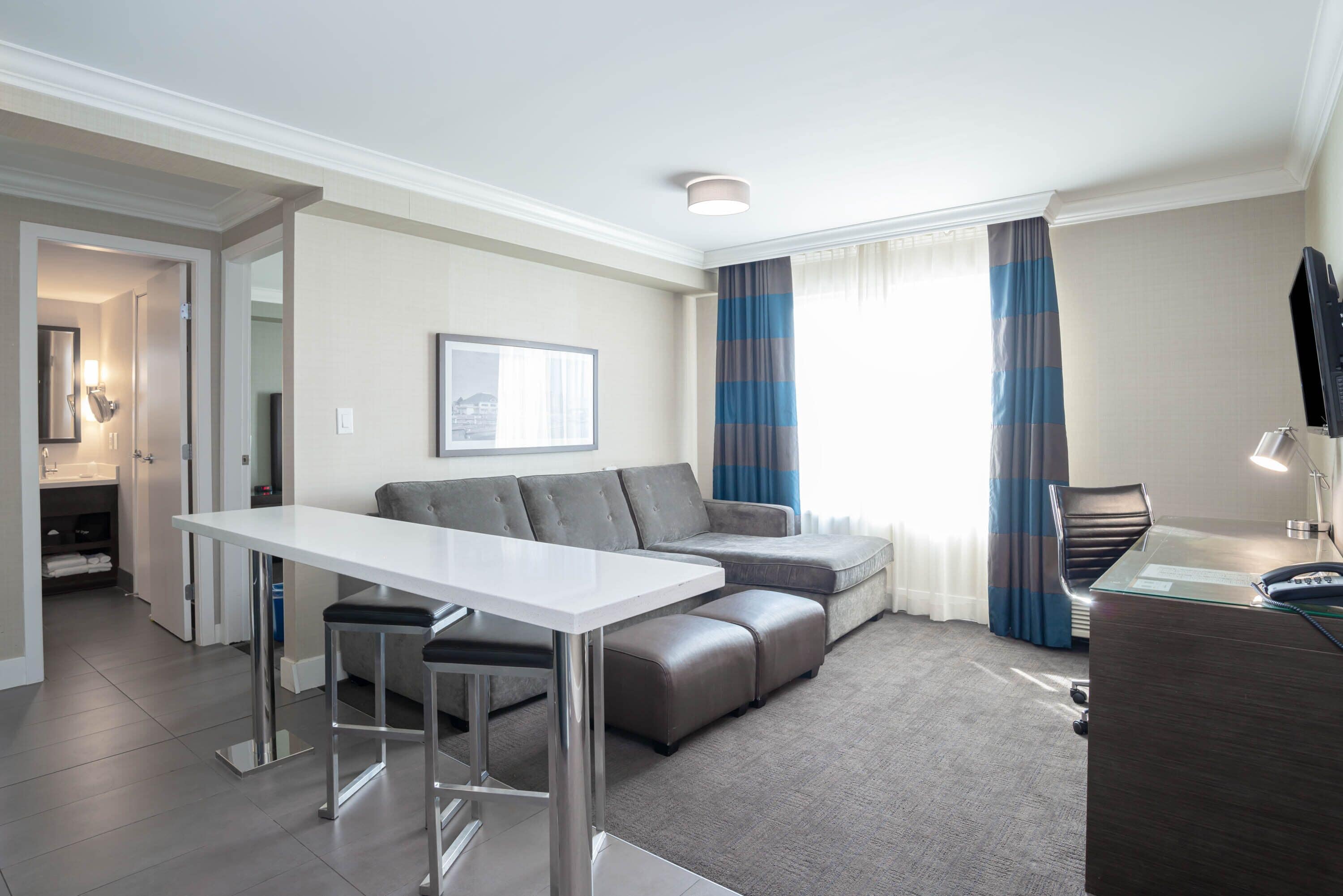 Caja de seguridad en la habitación, escritorio y cortinas blackout 