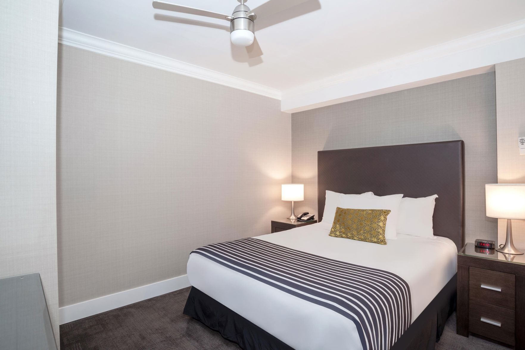 Zimmersafe, Schreibtisch, Verdunkelungsvorhänge, Bügeleisen/Bügelbrett