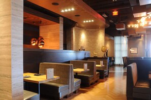 2 restaurantes; se sirve desayuno, almuerzo y cena; cocina americana