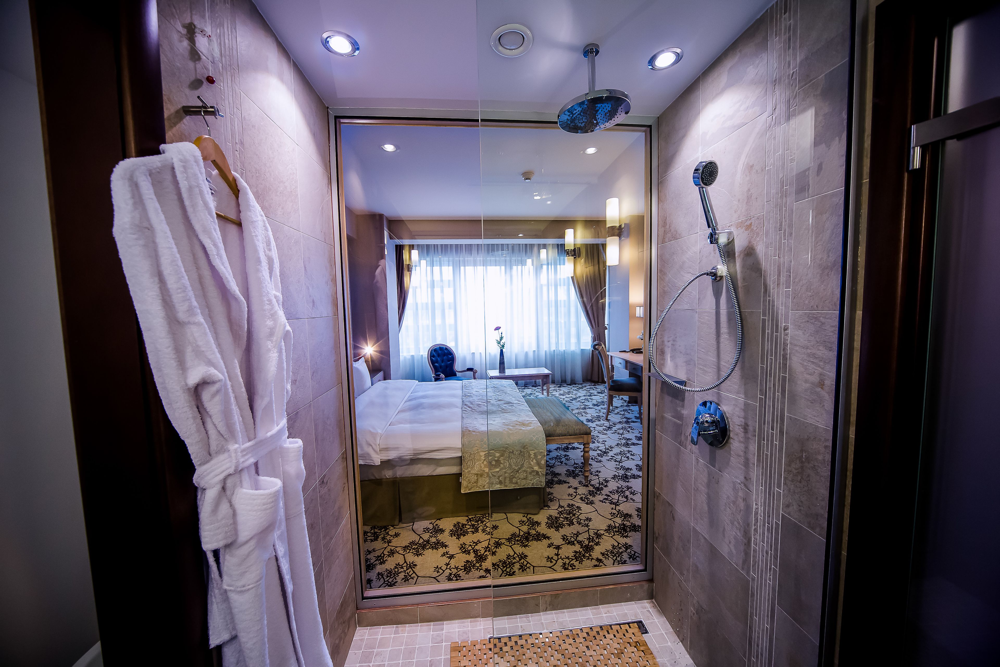 シャワー、バ スアメニティ (無料)、ヘアドライヤー、バスローブ