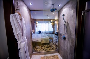 淋浴设施、免费洗浴用品、吹风机、浴袍