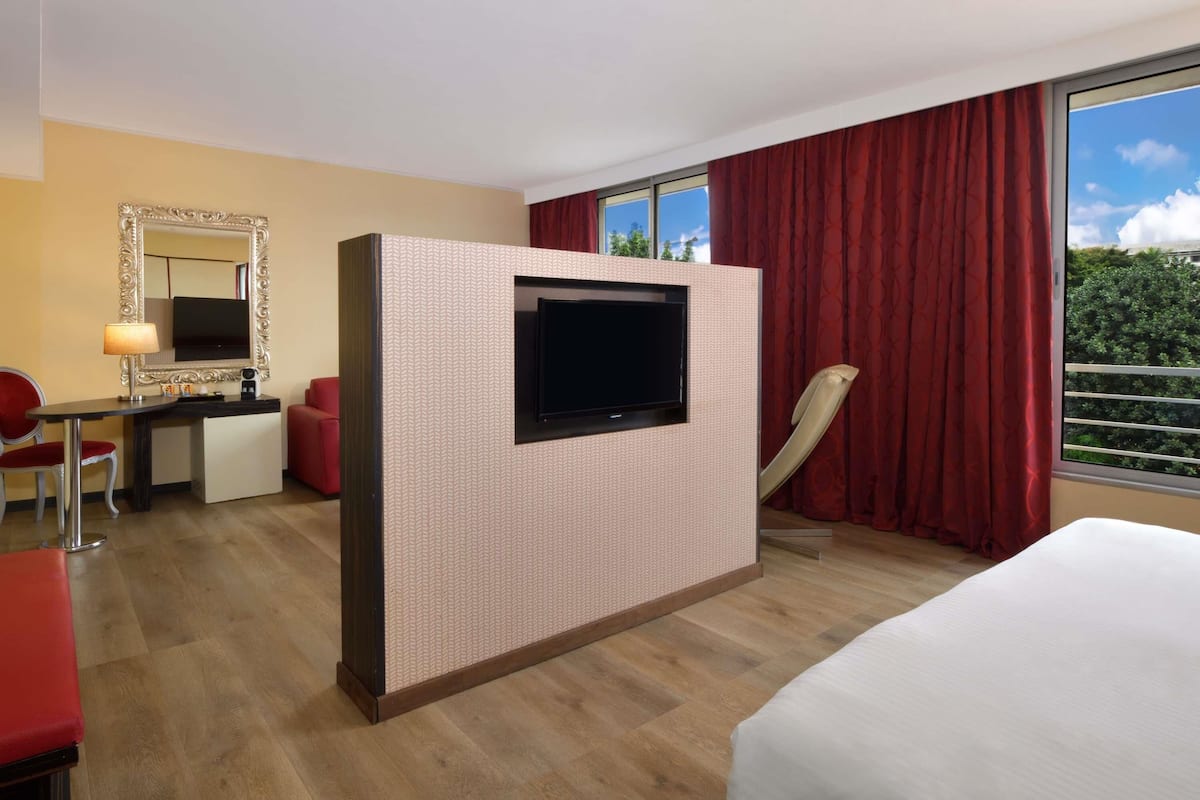 Junior Suite, 1 King Bed (High floor)