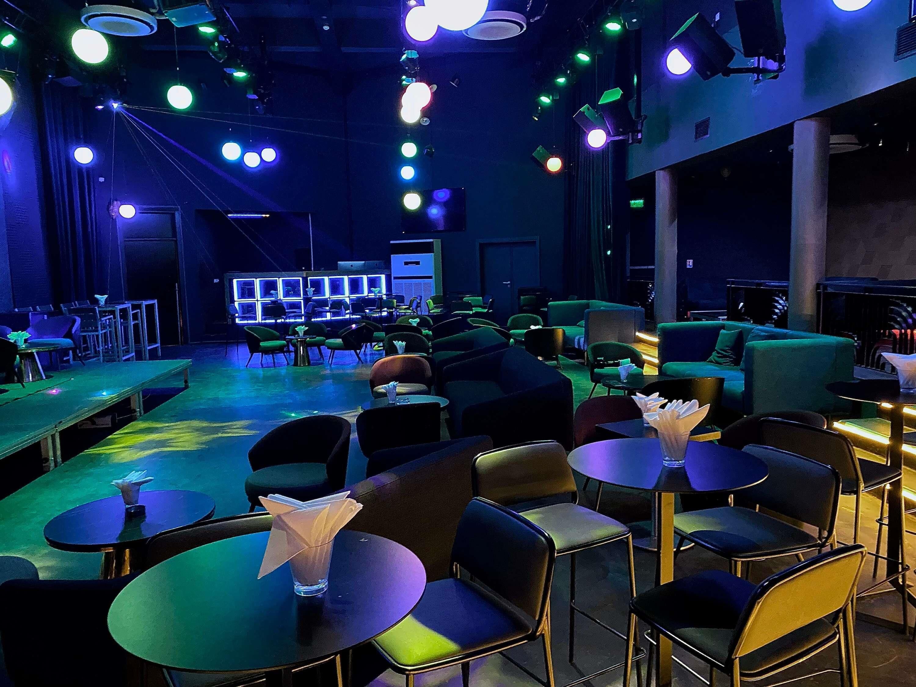 2 bars/lounges, poolside bar