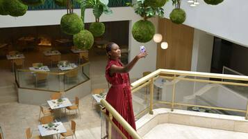 2 restaurants, lunch, dinner served; international cuisine