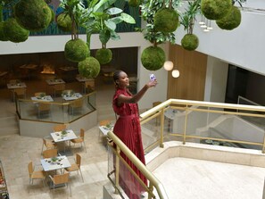 2 restaurantes; se sirve almuerzo y cena; cocina internacional