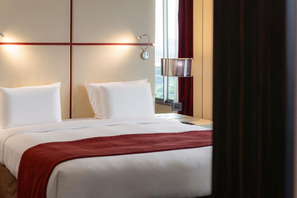 Suite – deluxe, 1 kingsize-seng | Sengetøy av topp kvalitet, senger med overmadrass og minibar