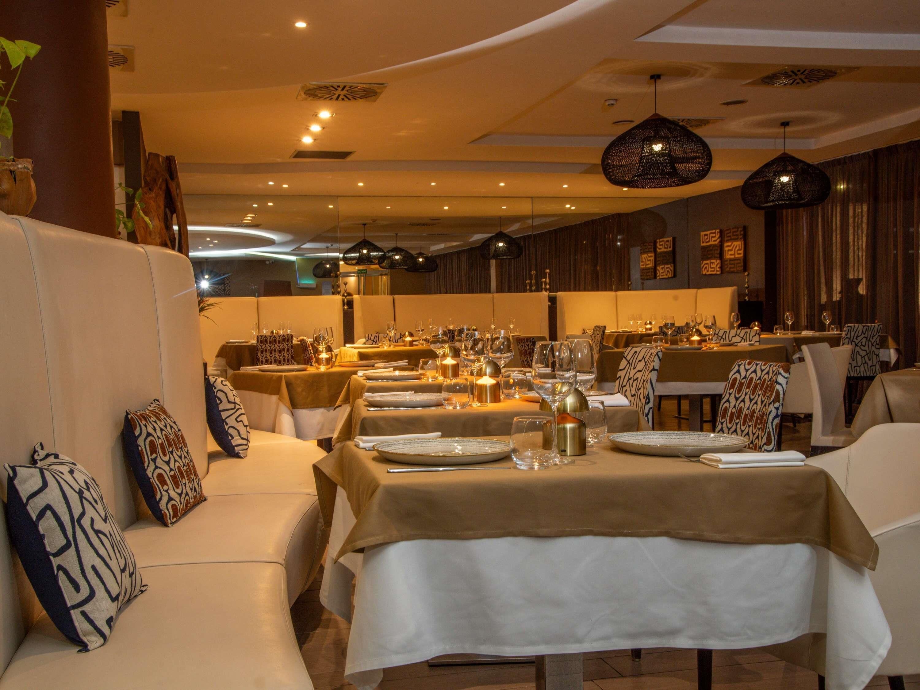 2 restaurants, lunch, dinner served; international cuisine 