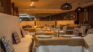 2 間餐廳;供應午餐、晚餐;多國菜