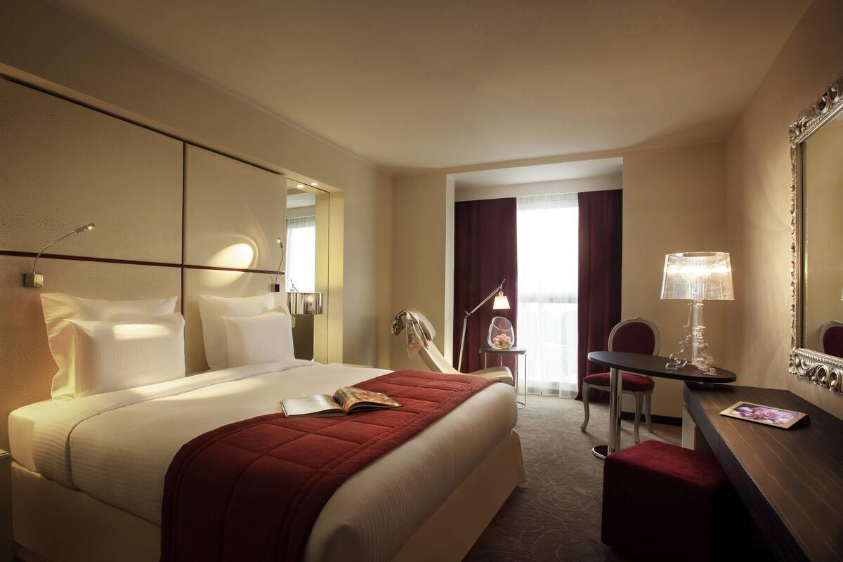 Ropa de cama de alta calidad, colchones con pillow-top y minibar 