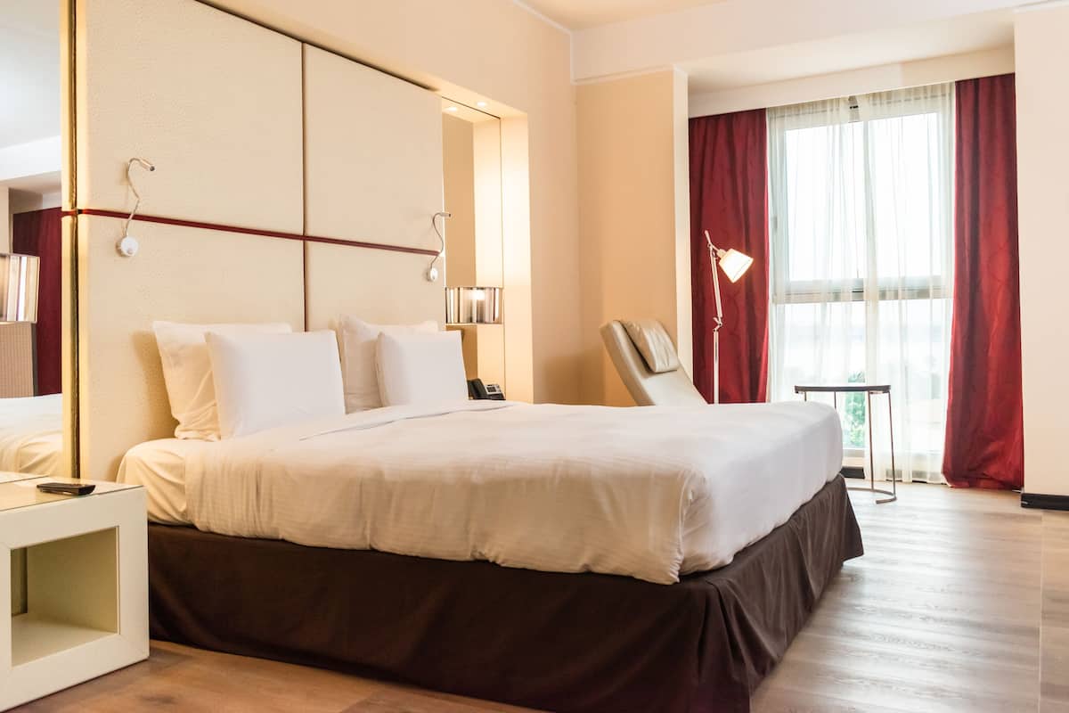 Junior Suite, 1 King Bed (High floor) | 1 bedroom, hypo-allergenic bedding, minibar, in-room safe