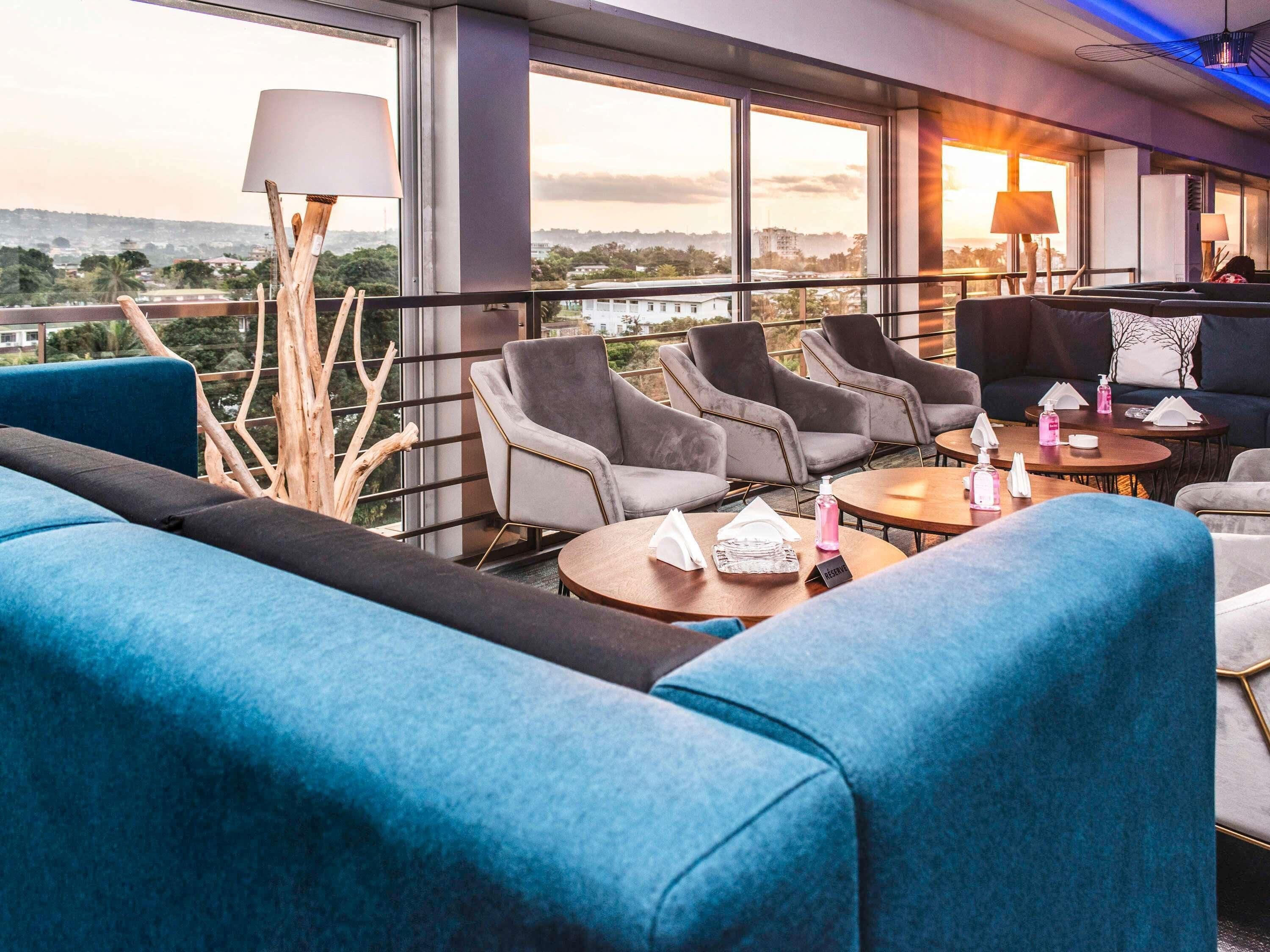 2 ravintolaa, joissa tarjoillaan lounas; kansainvälinen keittiö