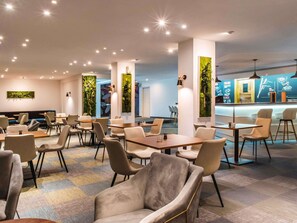 2 restaurants, lunch, dinner served; international cuisine  - Pullman Kinshasa Grand Hotel (Kinshasa)