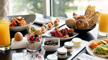 Se ofrece un desayuno bufé todos los días (por un coste adicional)