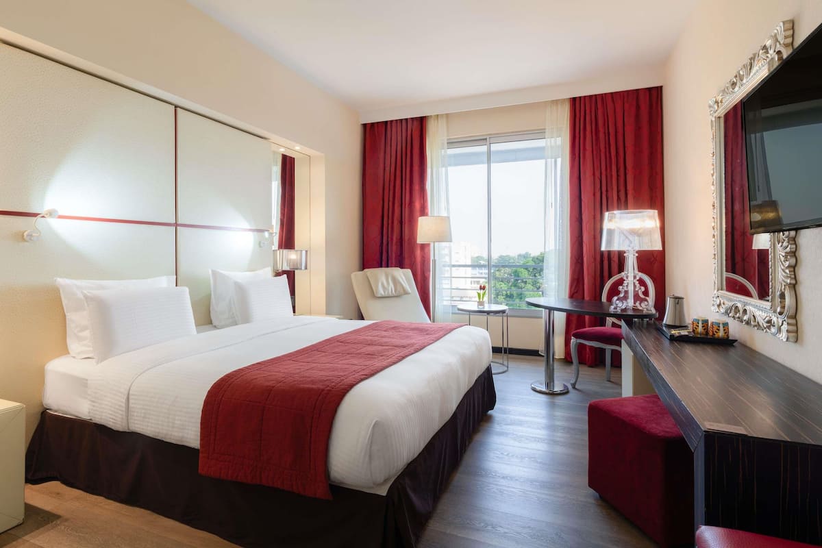 1 bedroom, hypo-allergenic bedding, minibar, in-room safe