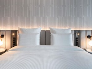 Peralatan tempat tidur premium, tilam berlapik, bar mini 