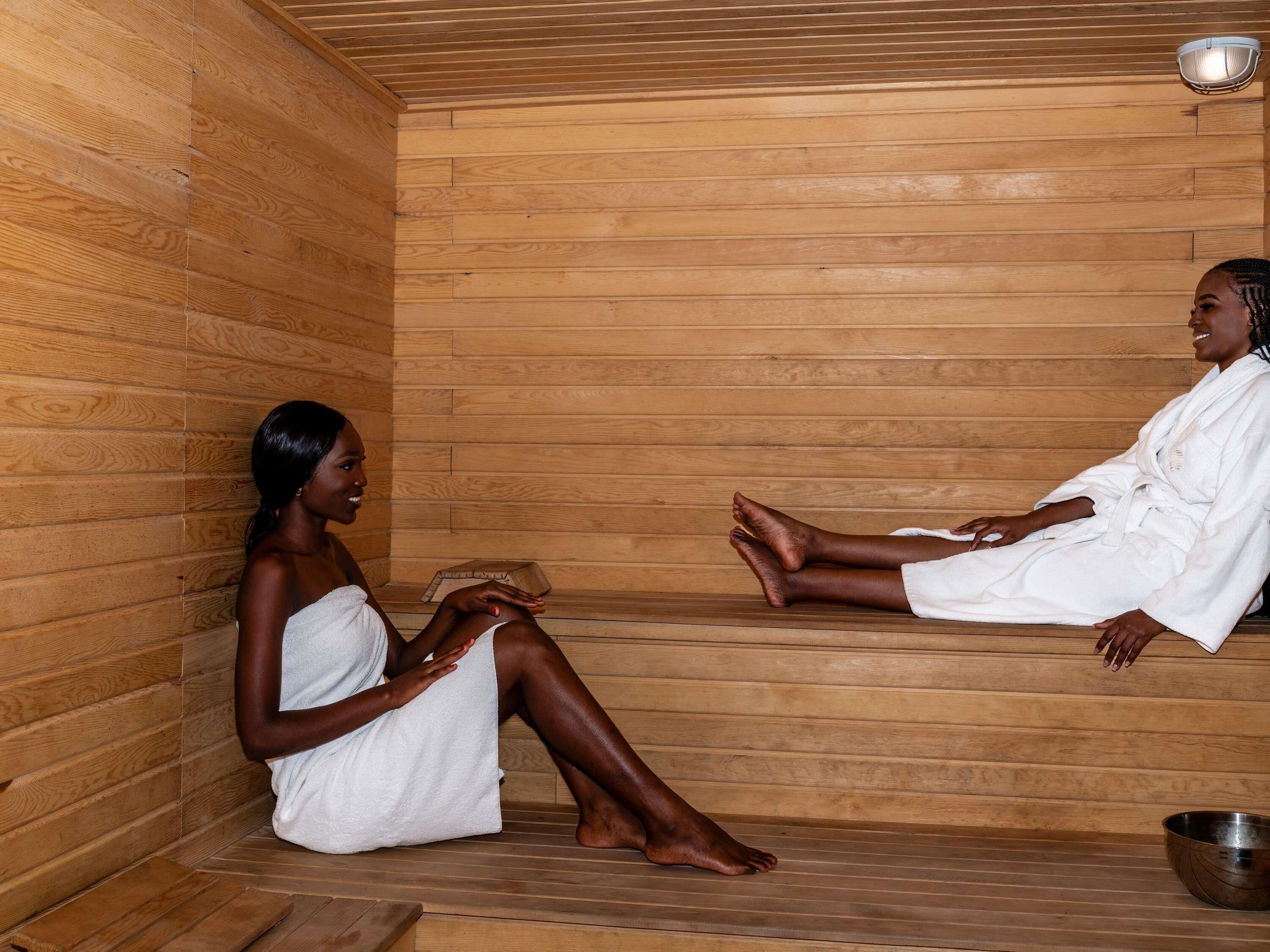 Een sauna met houten wanden en banken.