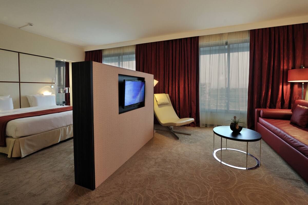superior room | living area | flat-screen tv