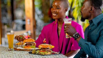 2 bares, bar junto a la piscina