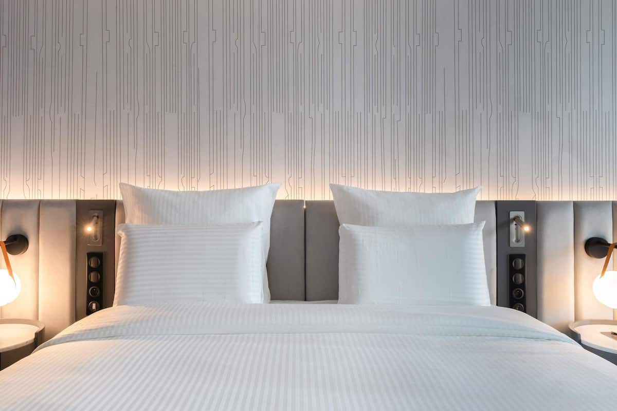 Ropa de cama de alta calidad, camas con pillow-top y minibar