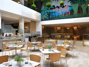 2 Restaurants, Mittagessen, Abendessen, internationale Küche