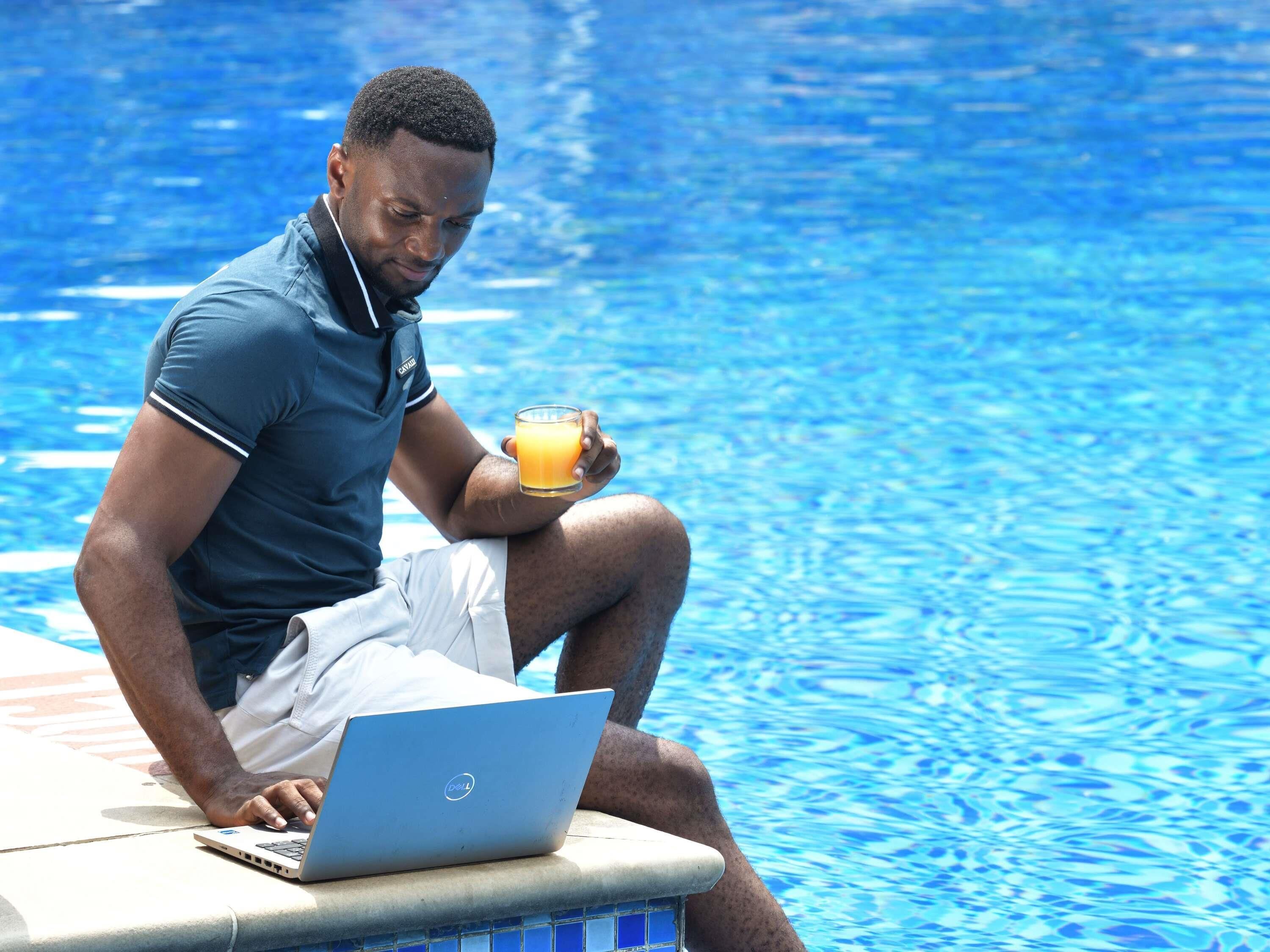 Una piscina al aire libre