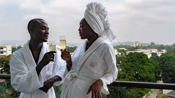 Suite Deluxe, 1 letto king | Biancheria da letto di alta qualità, materassi a doppio strato, minibar