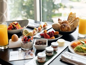 En morgenmadsbuffet med et udvalg af mad og tilbehør.