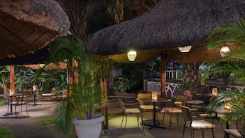 2 restaurantes; se sirve almuerzo y cena; cocina internacional