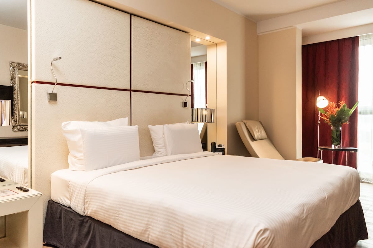 1 bedroom, hypo-allergenic bedding, minibar, in-room safe