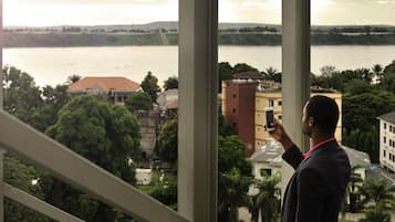 2 Bars/Lounges, Poolbar