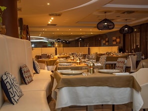 2 restaurantes; se sirve almuerzo y cena; cocina internacional