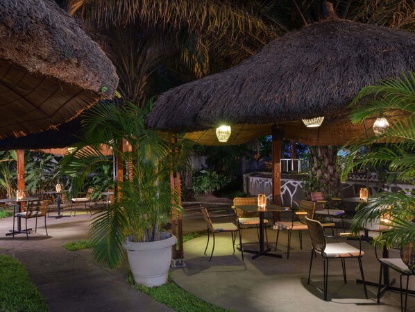 2 restaurants, lunch, dinner served; international cuisine 